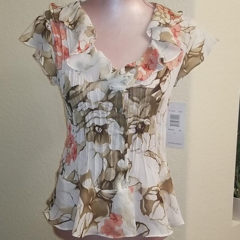 NWT Beautiful Floral Top with Ruffles